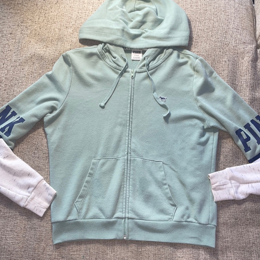 it’s light blue and grey and white on sleeves